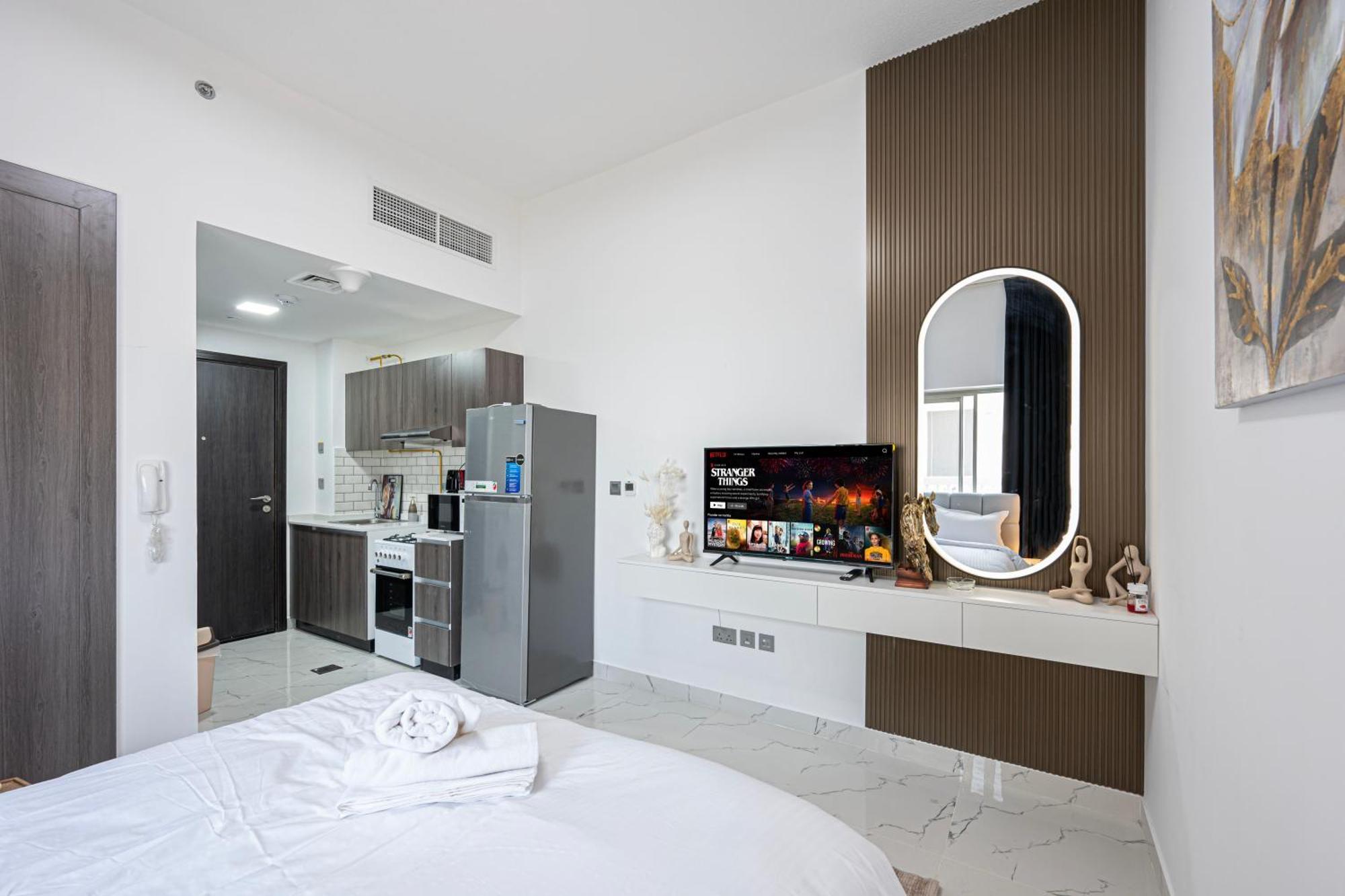 Stylish With Stunning Views In Dubailand * Dubai
